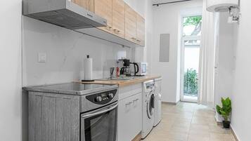 Basic Studio | Private kitchen | Mini-fridge, microwave, oven, stovetop