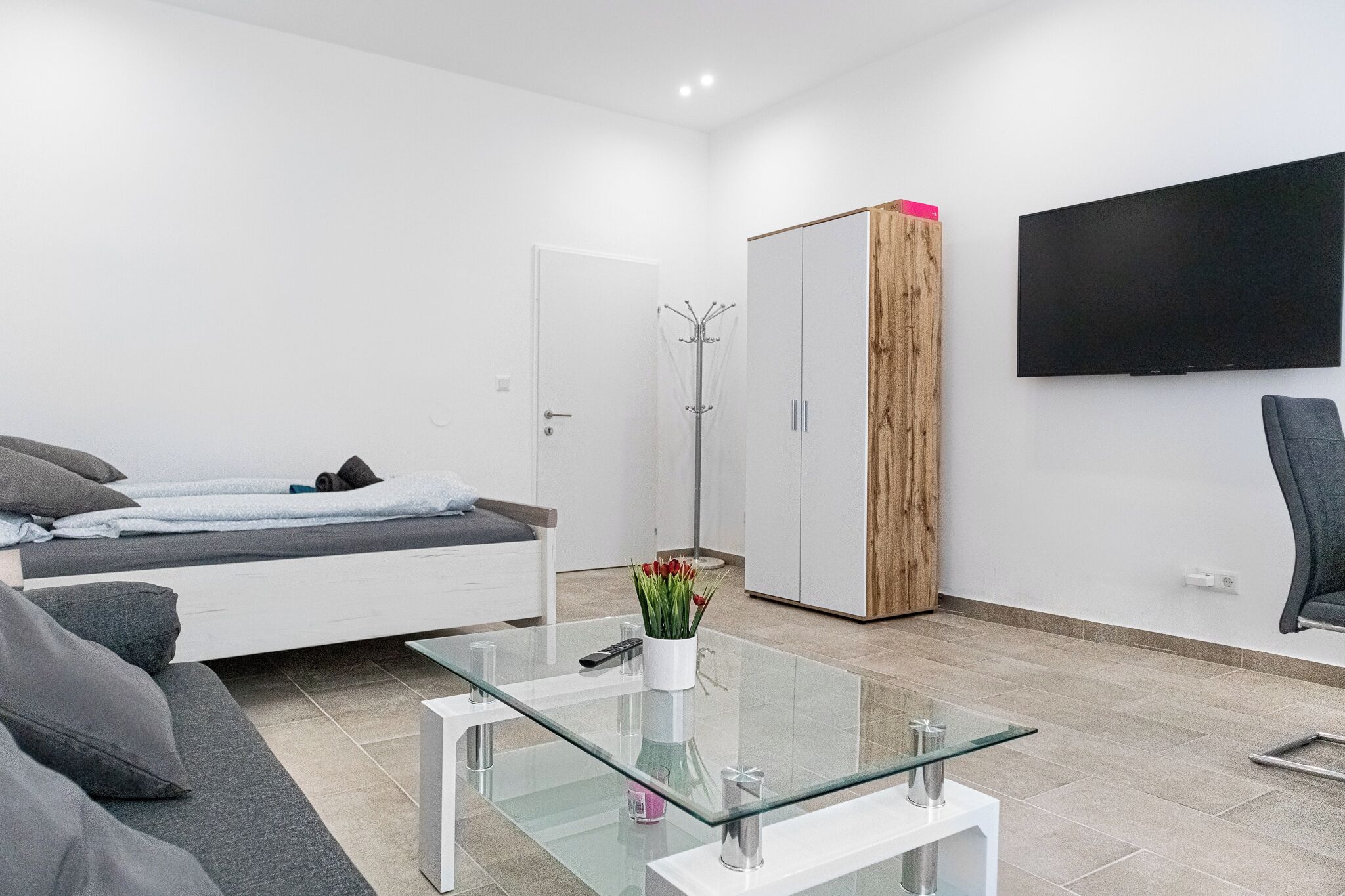 ベーシック スタジオ | アイロン / アイロン台、WiFi (無料)