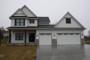 Exterior - Luxurious Sweet Escape stunning custom Home! (Rochester)