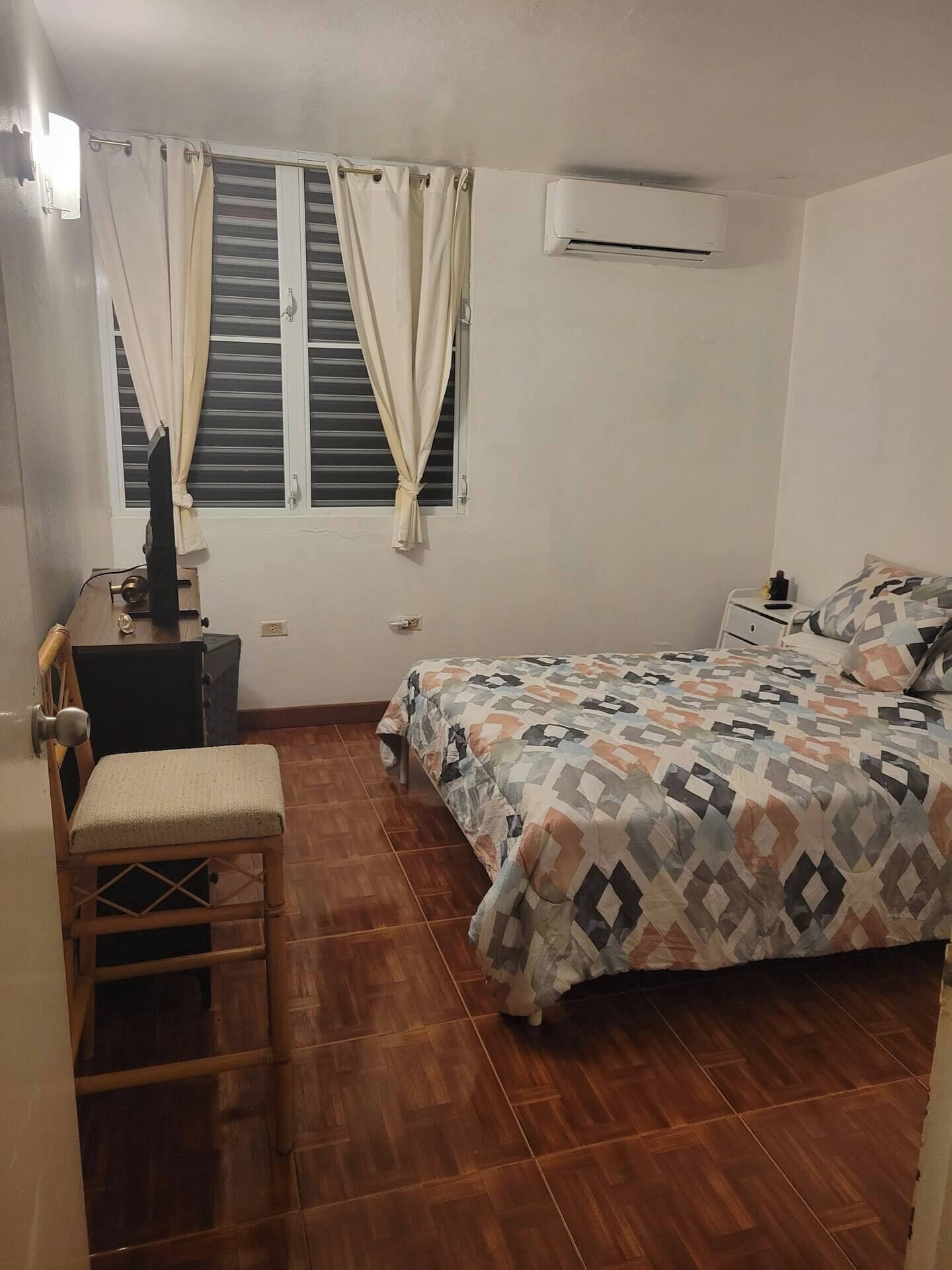 3 bedrooms, desk, iron/ironing board, free WiFi