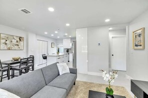 Smart TV, offices - NEW house in Miami| Casa Calle 19 By Dream Vacation (Miami)