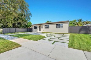 Exterior - NEW house in Miami| Casa Calle 19 By Dream Vacation (Miami)