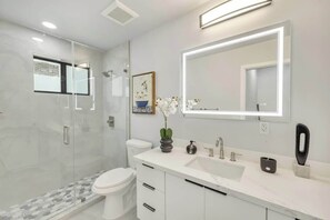 Shower, hair dryer, shampoo - NEW house in Miami| Casa Calle 19 By Dream Vacation (Miami)