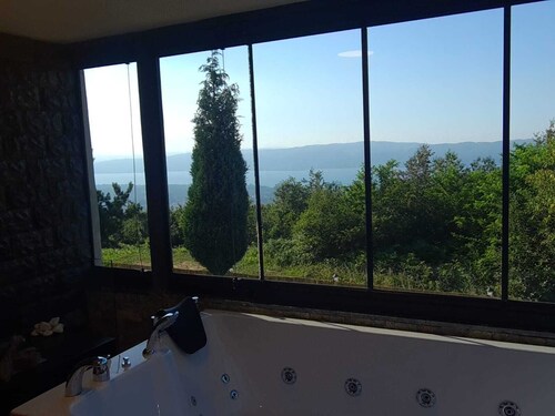 Sapanca'da sıcak havuzlu ve ev içi jakuzili göl şehir ve doğa manzaralı villa