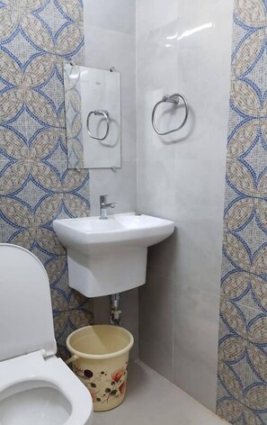 Habitación doble Deluxe, vista a la ciudad | Baño | Regadera y amenidades de baño gratuitas 