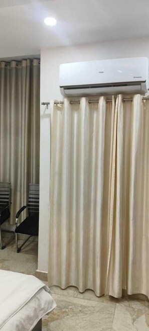Habitación Deluxe doble, vistas a la ciudad | Escritorio y wifi gratis