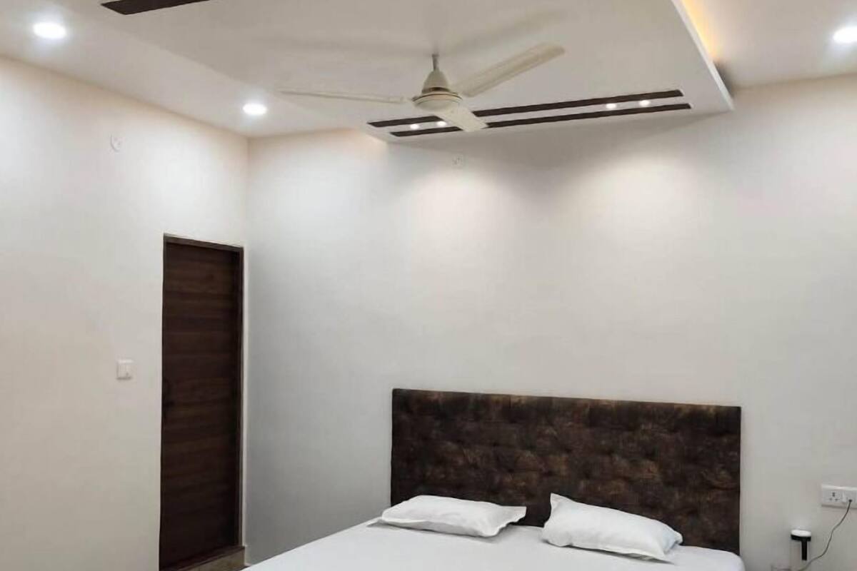 Habitación doble Deluxe, vista a la ciudad | Escritorio y wifi gratis