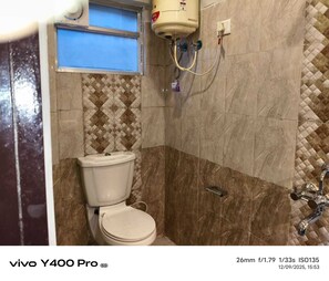 Standard Triple Room | Bathroom | Shower, towels, soap, shampoo