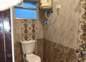 Family Triple Room | Bathroom | Shower, towels, soap, shampoo - Hotel Dreamland Darjeeling (Darjeeling)