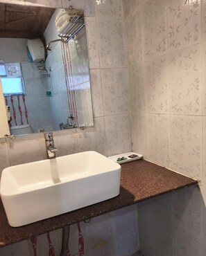 Shower, towels, soap, shampoo - Hotel Dreamland Darjeeling (Darjeeling)