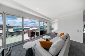 TV - QV Stays Waterfront 2 Bed 2 Bath at Princes Wharf (Auckland)