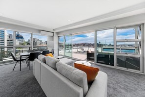 TV - QV Stays Waterfront 2 Bed 2 Bath at Princes Wharf (Auckland)