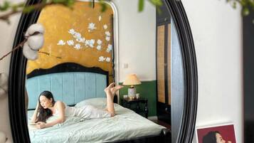 Escritorio, tabla de planchar con plancha y wifi gratis