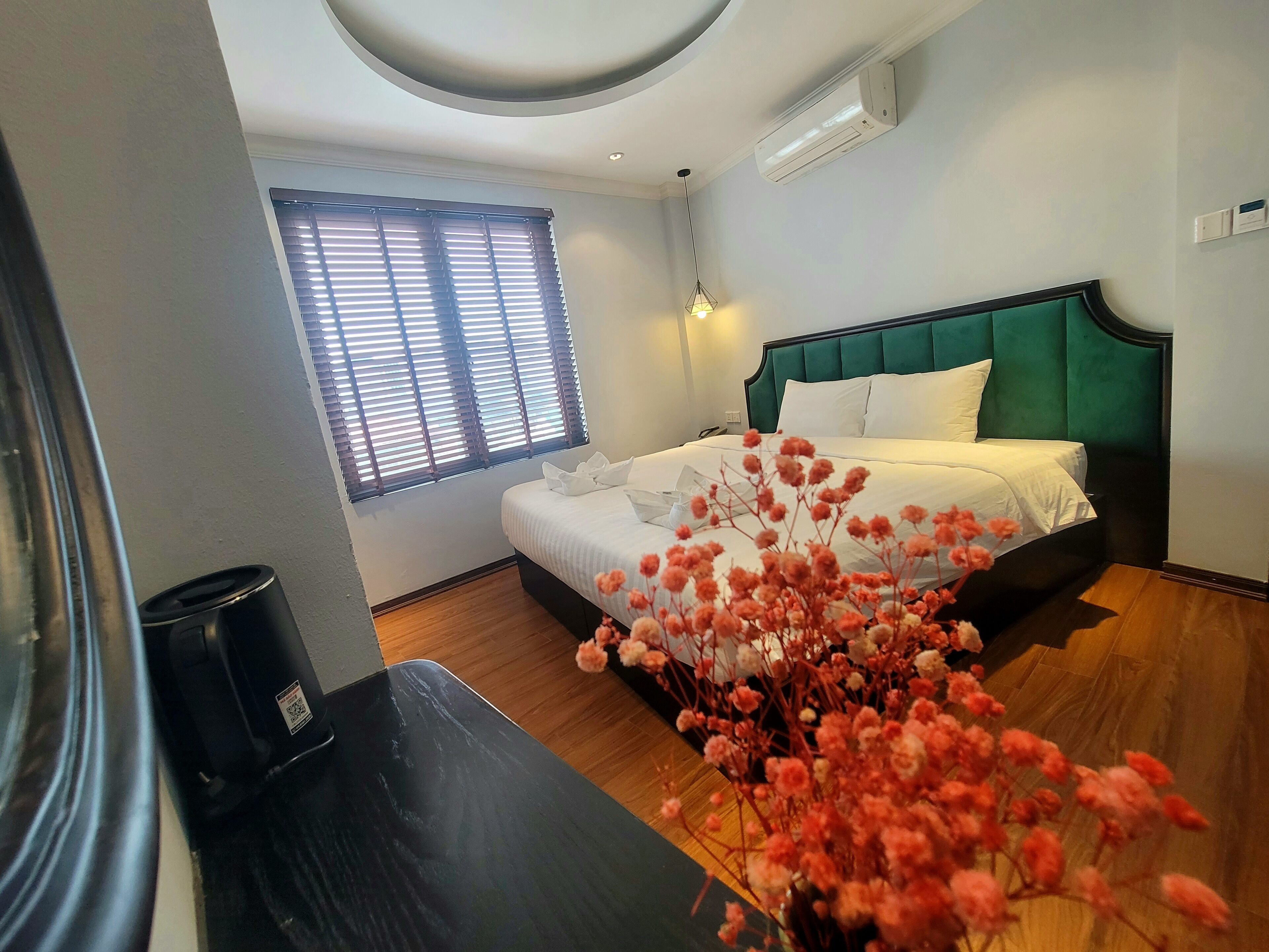 Deluxe dubbelrum eller tvåbäddsrum - utsikt mot staden | Minibar med vissa gratis produkter, skrivbord och ljudisolering