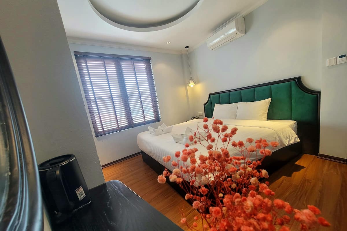 Free minibar items, desk, soundproofing, iron/ironing board