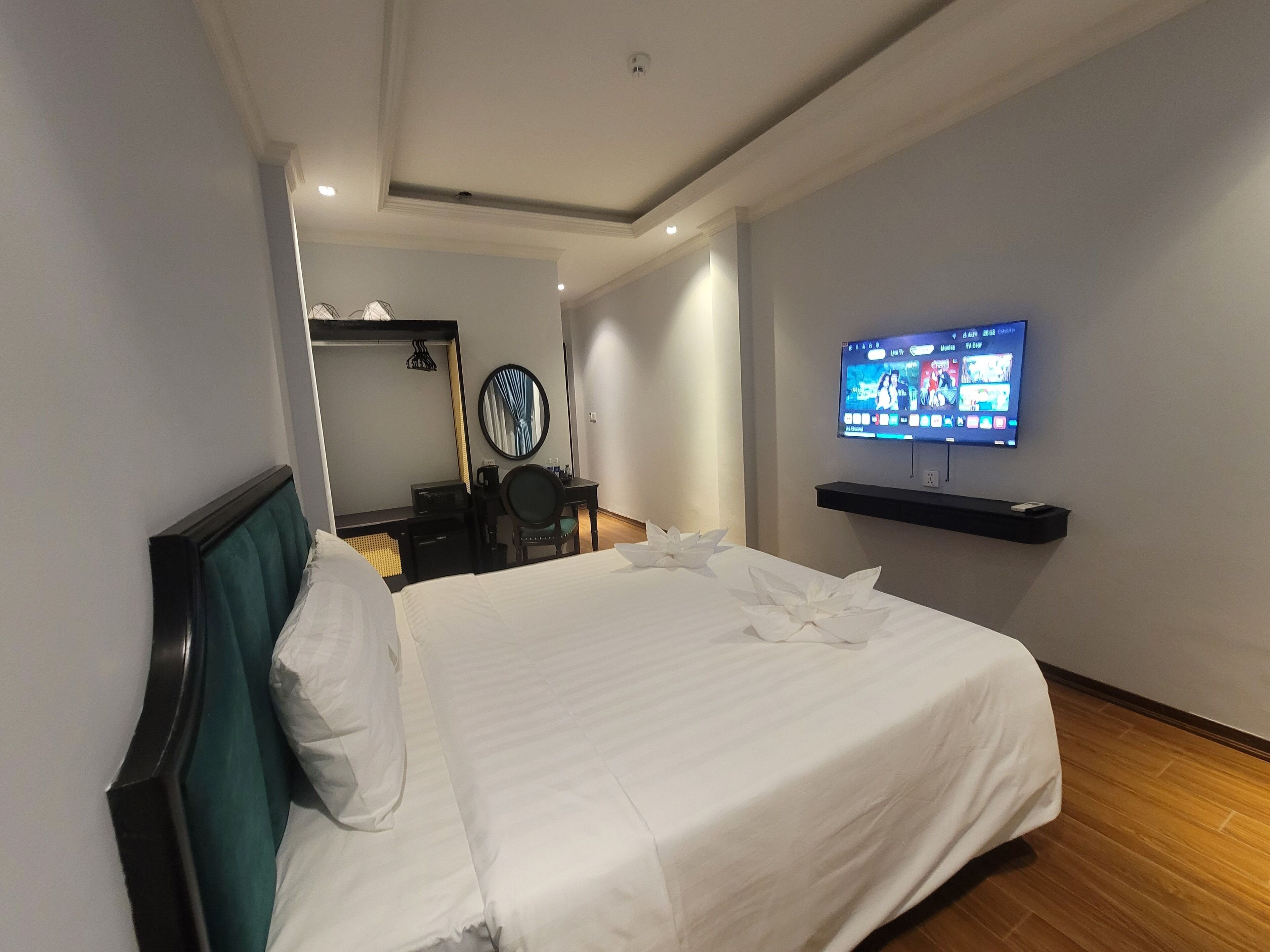 Artículos del minibar gratis, escritorio y sistema de insonorización 