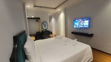 Artículos del minibar gratis, escritorio y sistema de insonorización