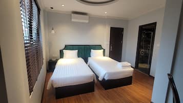 Habitació doble o amb dos llits individuals Deluxe, vistes a la ciutat | Minibar amb articles gratuïts, escriptori i habitacions insonoritzades