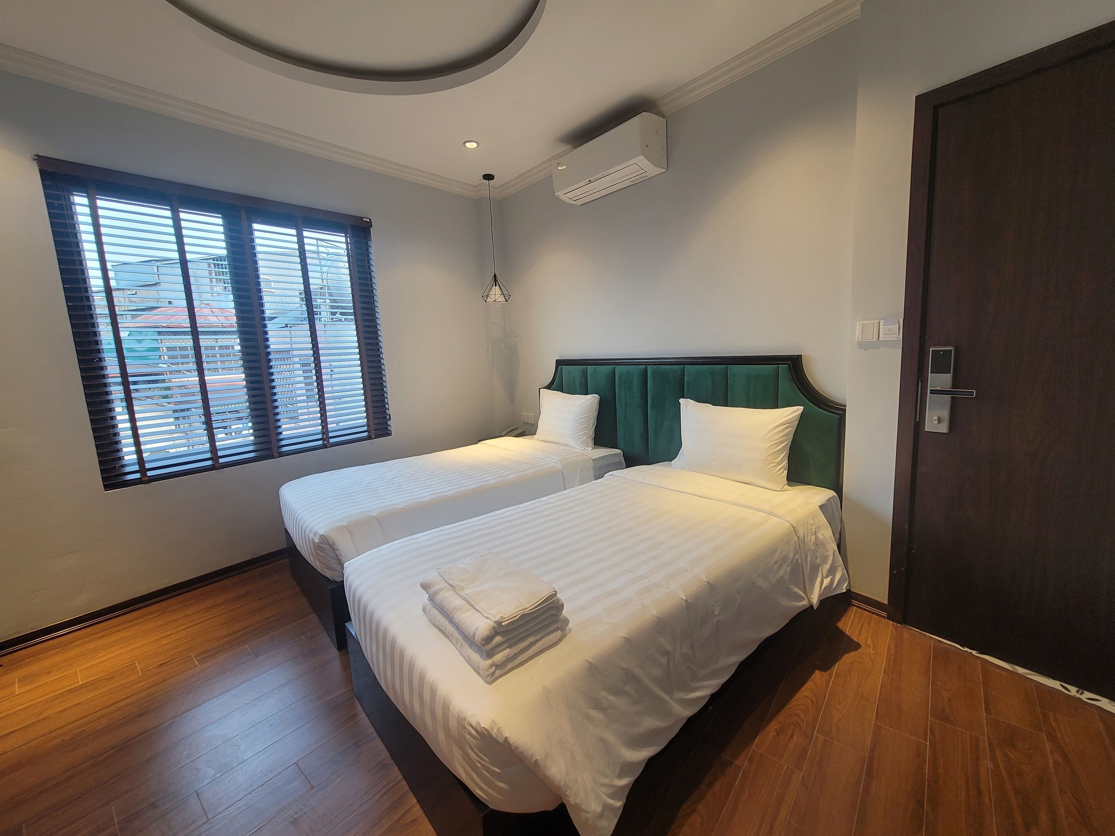 Bàn, bàn ủi/dụng cụ ủi quần áo, truy cập Internet không dây miễn phí 