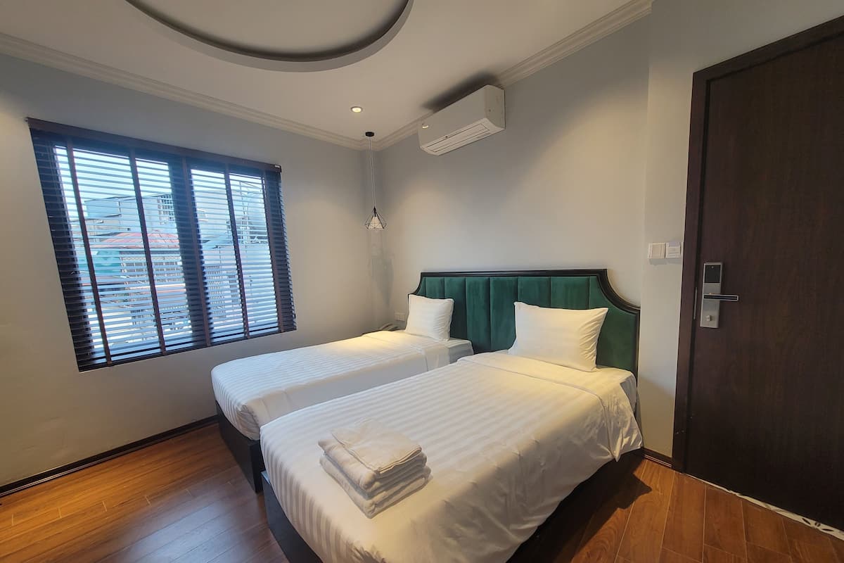 Bàn, bàn ủi/dụng cụ ủi quần áo, truy cập Internet không dây miễn phí