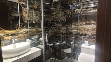 Habitació doble o amb dos llits individuals superior | Bany | Dutxa, articles de tocador gratuïts, assecador de cabells i sabatilles