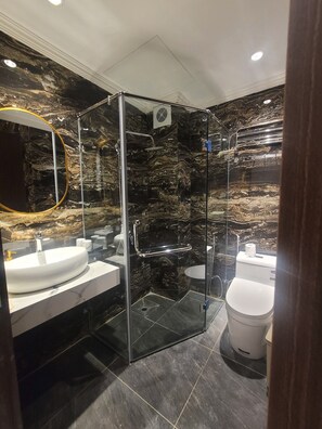 Habitación superior con 1 cama doble o 2 individuales | Baño | Ducha, artículos de higiene personal gratuitos y secador de pelo