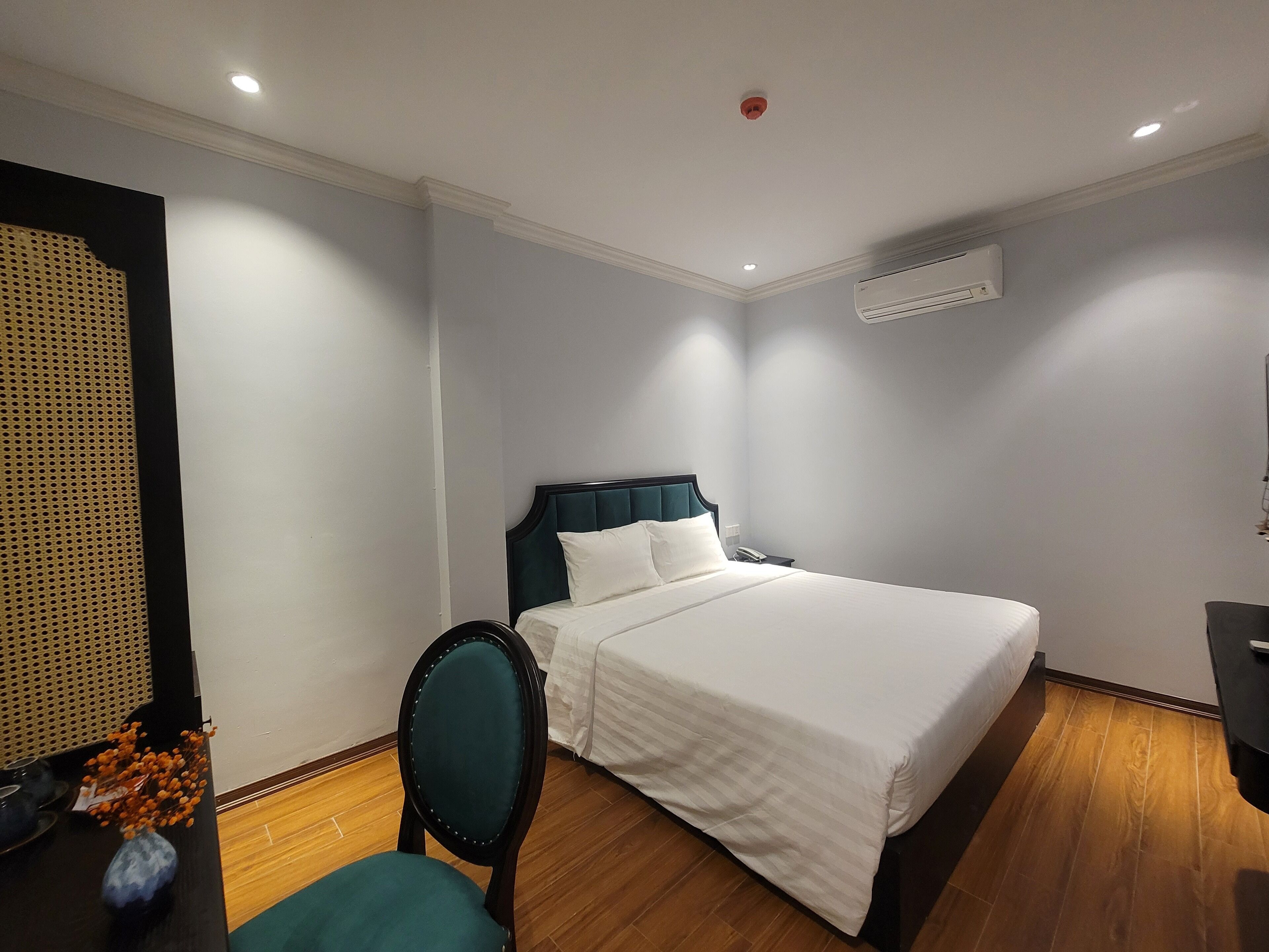 Bàn, bàn ủi/dụng cụ ủi quần áo, truy cập Internet không dây miễn phí 