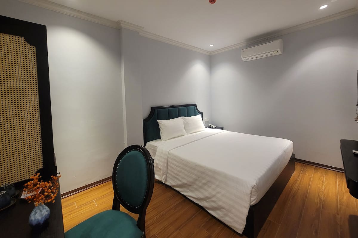 Desk, iron/ironing board, free WiFi