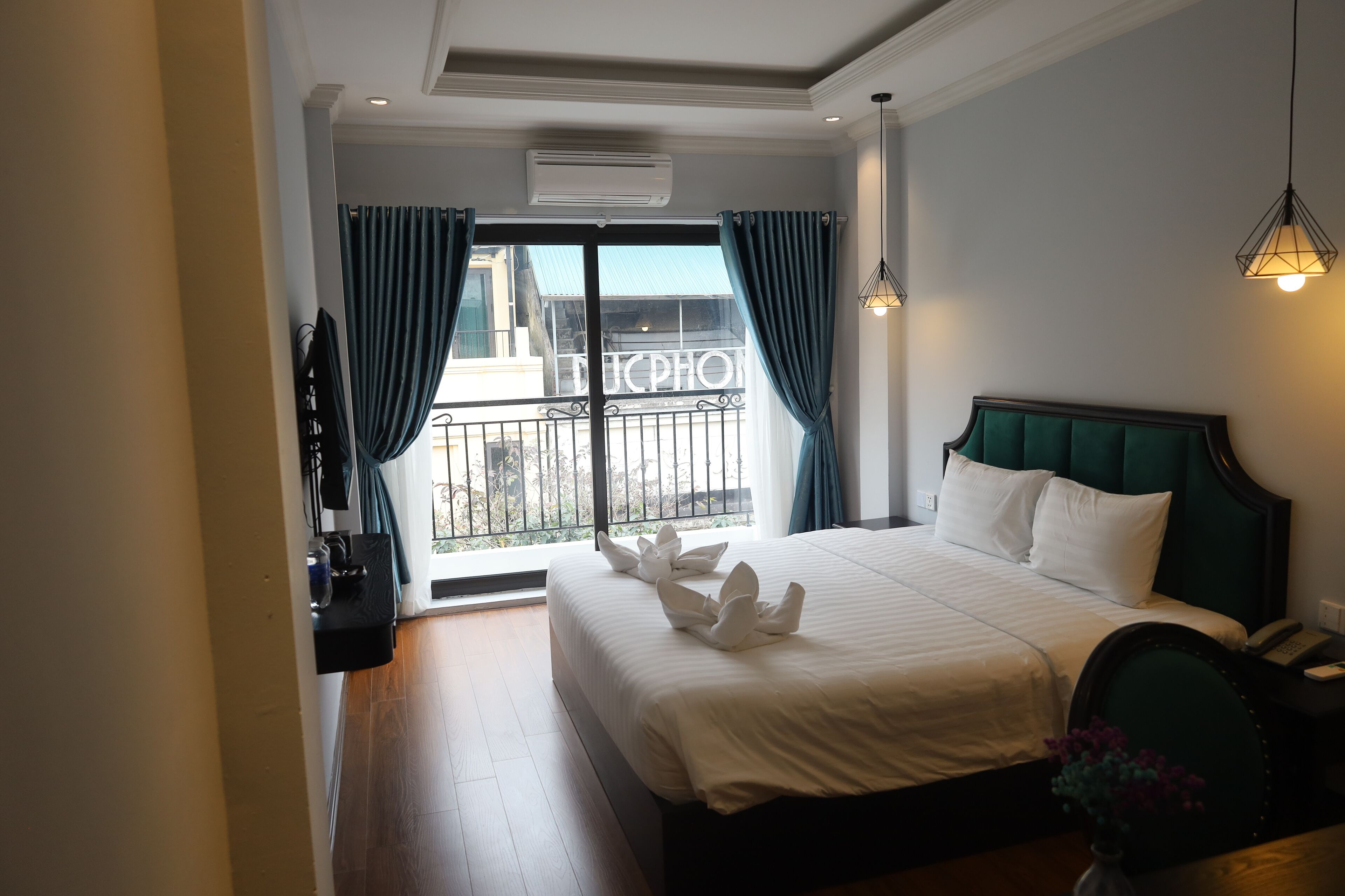 Habitación doble junior, balcón | Artículos del minibar gratis, escritorio y insonorización 