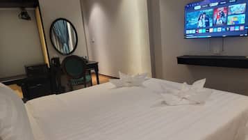 Quarto casal júnior, sacada | Frigobar (abastecido com alguns itens grátis), escrivaninha