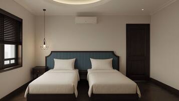 Escritorio, tabla de planchar con plancha y wifi gratis