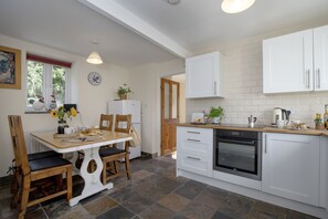 Fridge, microwave, oven, dishwasher - Ashford Holt Cottage is a beautifully presented countryside retreat (Barnstaple)
