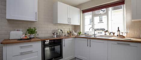 雪櫃、微波爐、焗爐、洗碗機