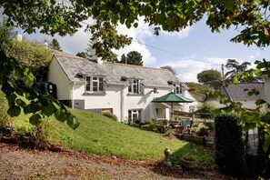 Exterior - Ashford Holt Cottage is a beautifully presented countryside retreat (Barnstaple)