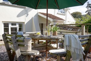 Outdoor dining - Ashford Holt Cottage is a beautifully presented countryside retreat (Barnstaple)