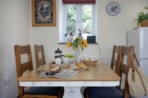Dining - Ashford Holt Cottage is a beautifully presented countryside retreat (Barnstaple)