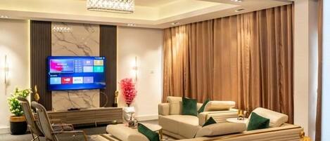 Appartamento, balcone, vista piscina | Area soggiorno