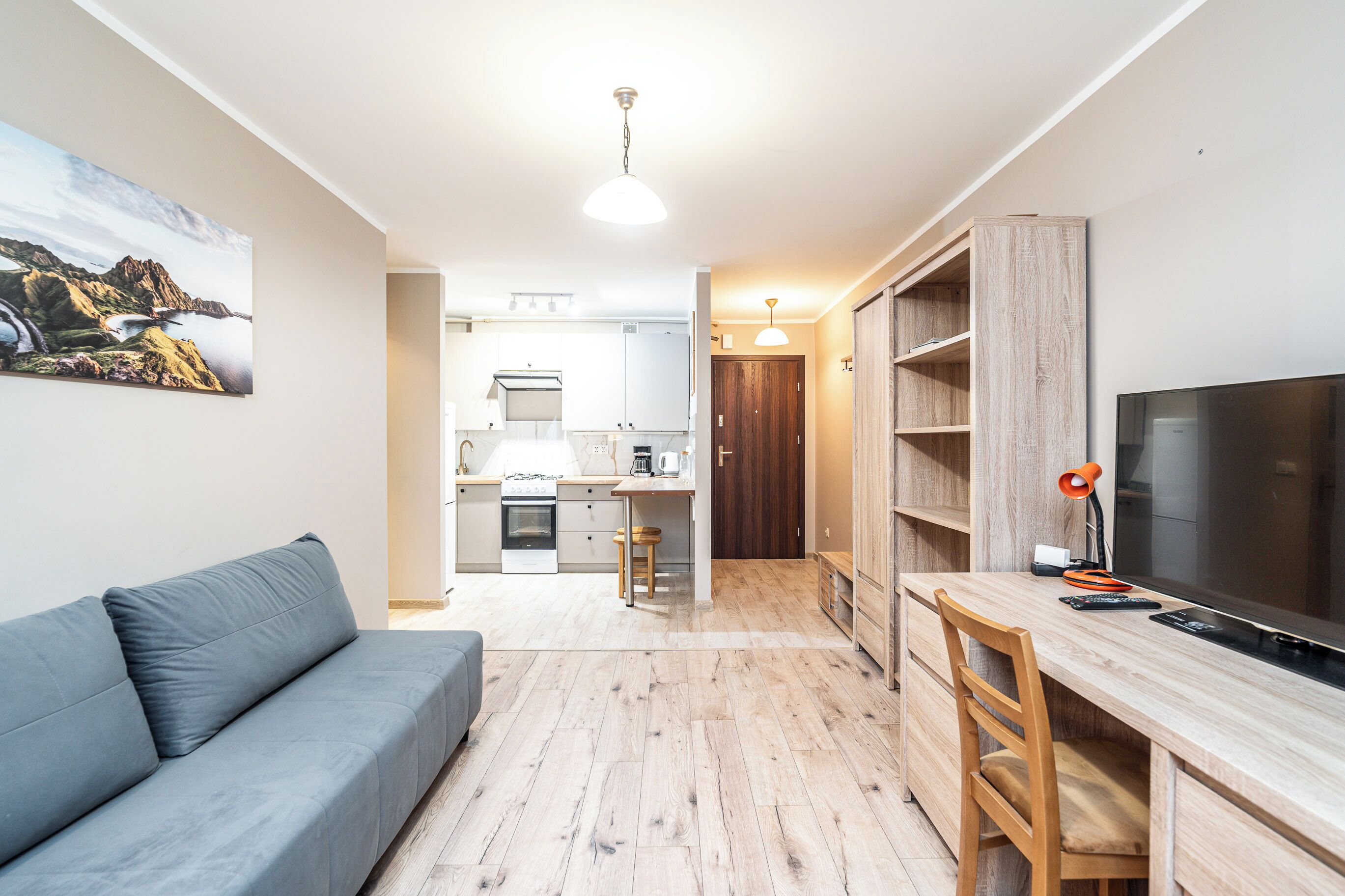 Căn hộ | Phòng khách | TV màn hình phẳng 37-inch có truyền hình cáp 