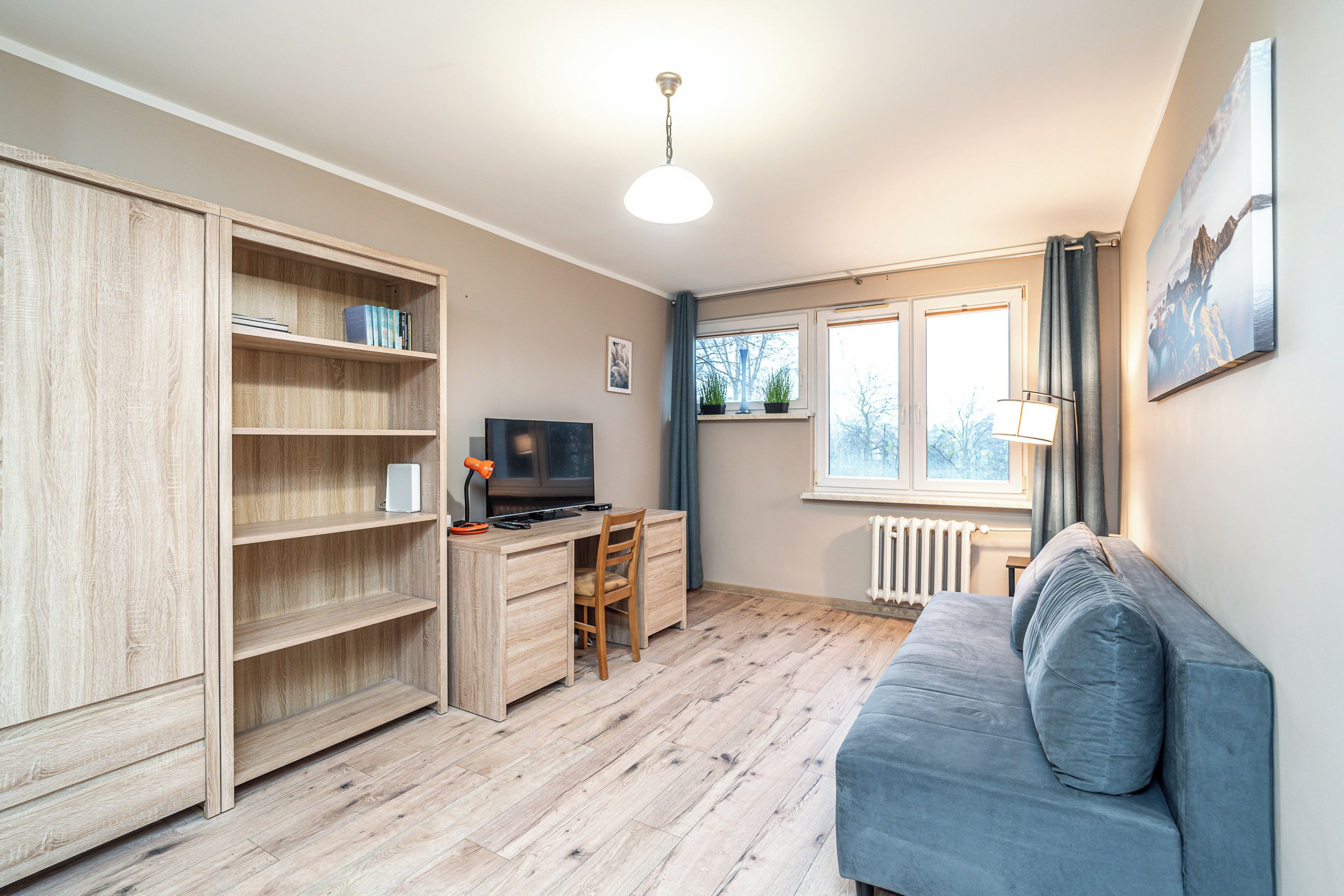 Apartment | Living room | 37-inch flat-screen TV with cable channels