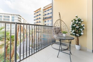 Property grounds - Walking Distance to Miracle Garden and Butterfly Garden (Dubai)