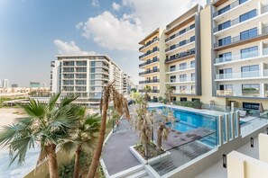 Pool - Walking Distance to Miracle Garden and Butterfly Garden (Dubai)