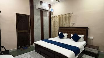 Deluxe Double Room, City View | Desk, free WiFi