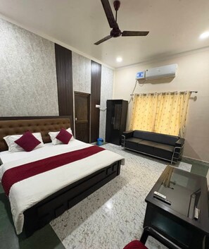 Quarto casal luxo, vista para a cidade | Escrivaninha, Wi-Fi de cortesia