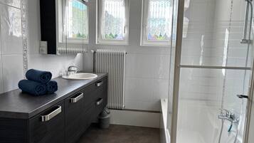 Doccia, set di cortesia gratuito, asciugacapelli, asciugamani