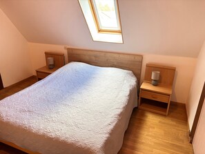 Desk, WiFi, bed sheets