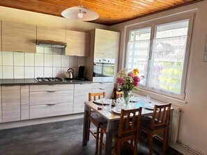 Fridge, microwave, oven, stovetop - Apartment “Gîtes Martine - Heart of Alsace” with Mountain View and Wi-Fi (Saint-Pierre-Bois)