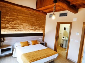 Escritorio, espacio para trabajar con laptop y wifi gratis 