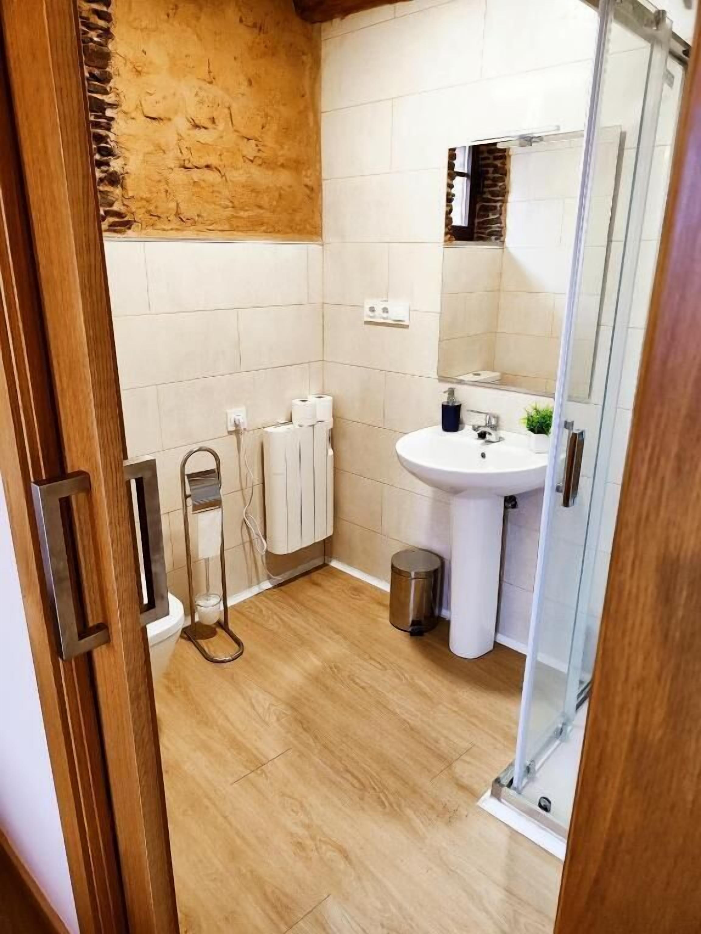 Een douche, een haardroger, handdoeken, zeep