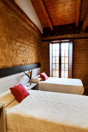 Escritorio, espacio para trabajar con laptop y wifi gratis