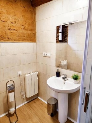 تجهيزات دش، مجففات شعر، مناشف، صابون